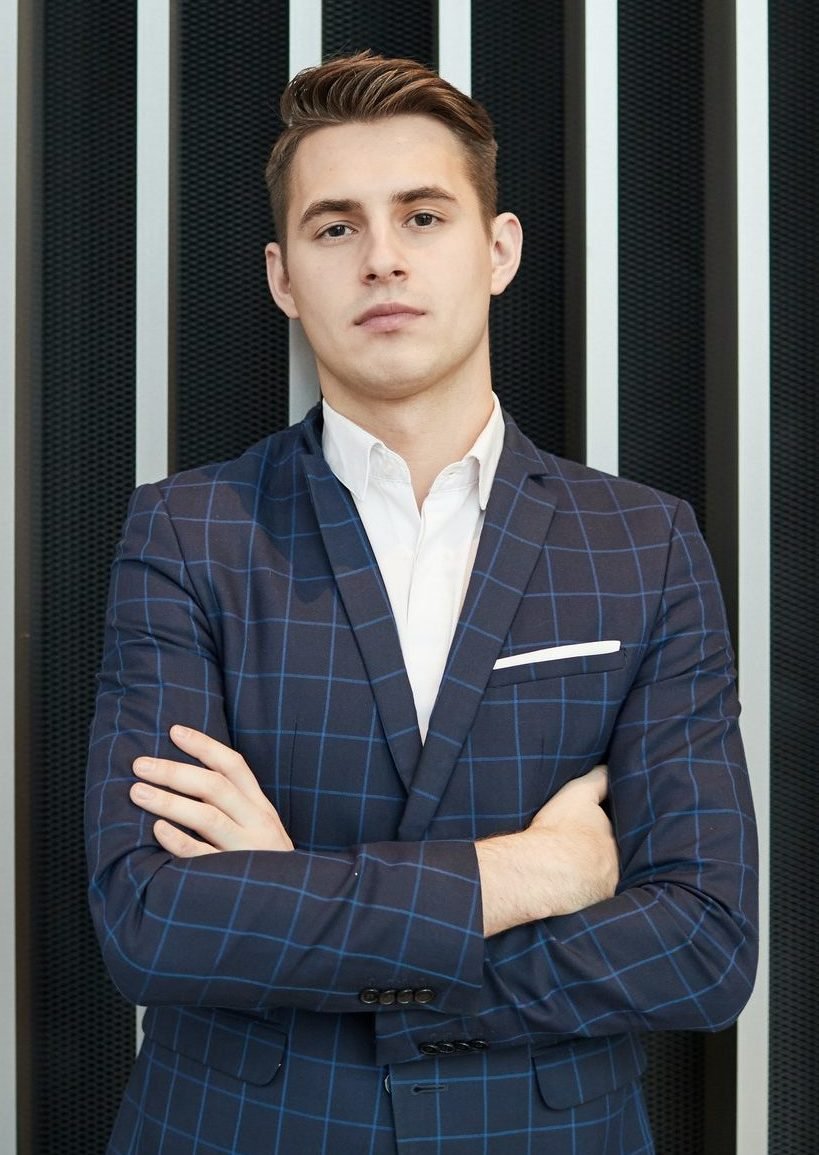 confident young businessman e1645410273853